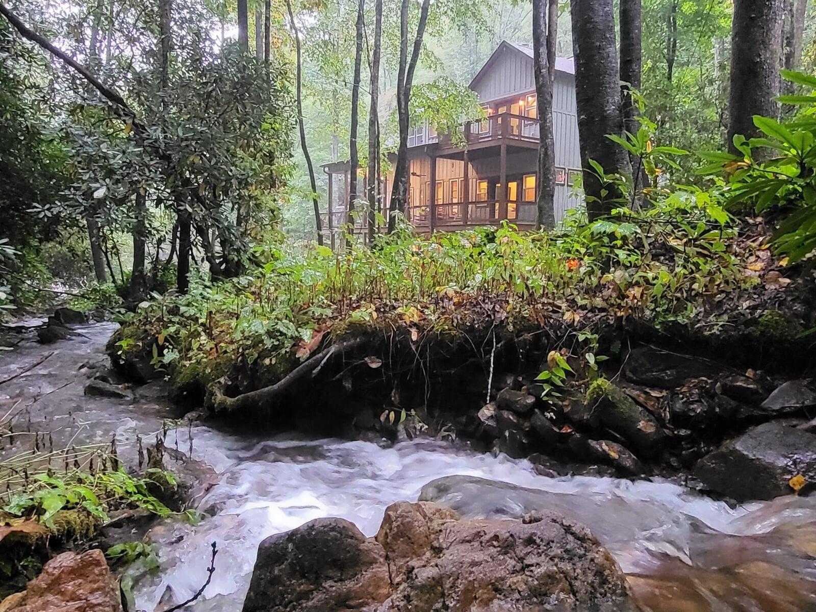 Creekside Waterview rental cabin in Franklin, NC